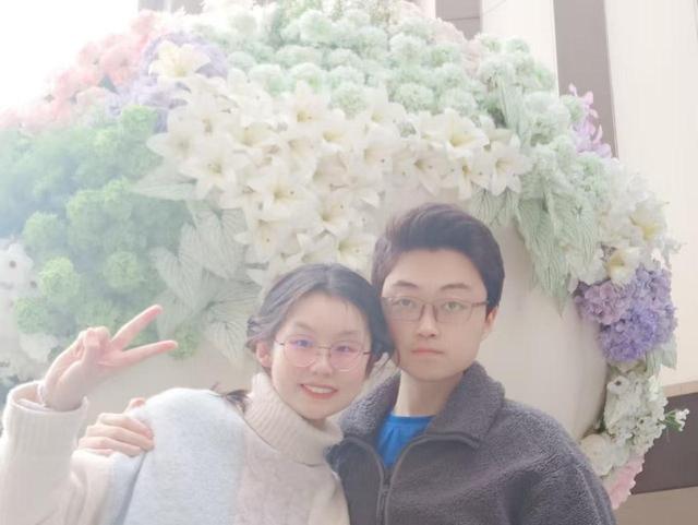 昨夜的西湖边，浪漫与爱潮涌，77对有情人赴玫瑰婚典