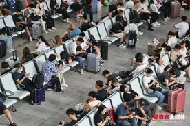 高铁泰安站1号候车厅原按摩座椅已拆除，更换为全新普通座椅图片