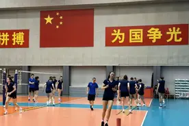 中国女排公开训练课张常宁亮相 主教练蔡斌：国家队大门为朱婷敞开图片