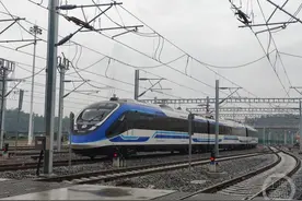 年内开通，时速140公里！打探璧铜线首列上线热滑车辆图片