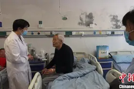 江西南昌一医院为无家属陪护患者提供免费陪护服务图片
