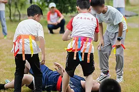 新闻CT | 13岁少年扭伤腿后又被要求徒步两天致骨折，户外探险类活动乱象何时休？图片