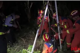 七旬老人掉入十米枯井，民警、消防紧急施救，老人目前暂无大碍图片