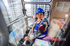 塔吊女司机：“云端”的不凡人生图片