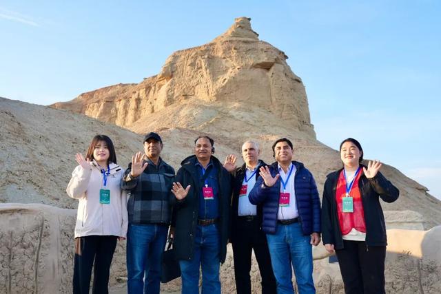 在采风中感受克拉玛依发展脉搏——“相聚油城·乐享游城·魅力友城”国际文化传播活动参访侧记