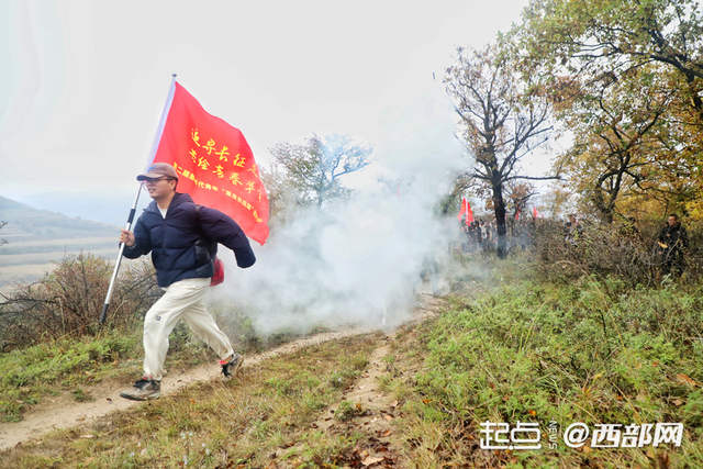 今天，他们踏上了90年前那群年轻人走过的路