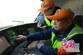 “振”守火车“黑匣子”图片