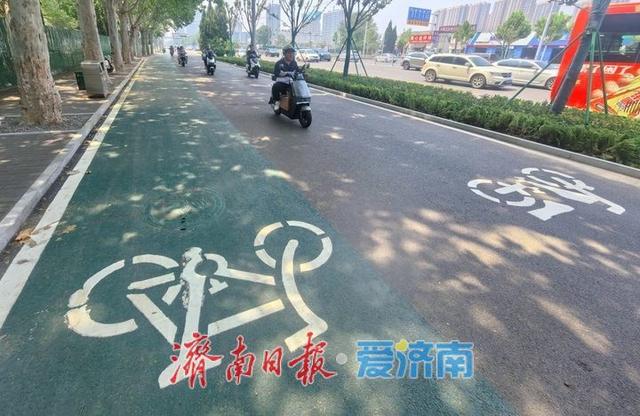 彩色骑行道亮相济南工业南路