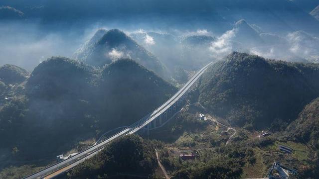 鹤峰县燕子镇：晨光漫集镇 天路入画来