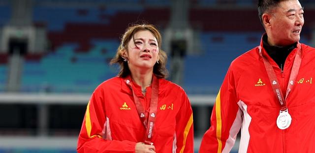 吴艳妮100米栏摘得银牌哭了，给自己打0分觉得对不起教练：教练一天天变老，想尽量拿奖