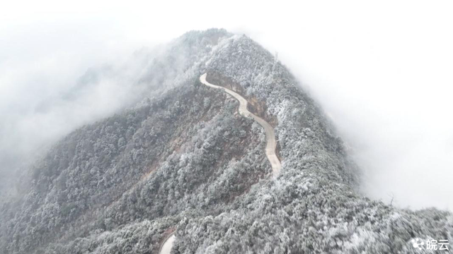 安徽歙县：寒潮催生雾凇景观 徽州天路银装素裹