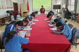 北塘街道杨家场社区开展“书香怀先烈  墨彩绘清明”手抄报绘画活动图片