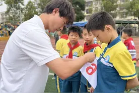 小学运动会上，来了群大学生裁判图片