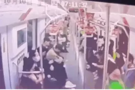 仅隔6天，这一次充电宝在地铁早高峰再成焦点图片