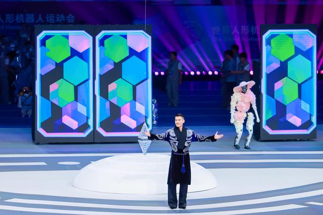 世界人形机器人运动会开幕：胡兵与机器人同场走秀，六只手机器人表演敲鼓