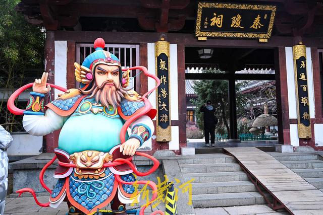 泉畔花灯璀璨迎春，秦琼主题灯组彰显历史风韵