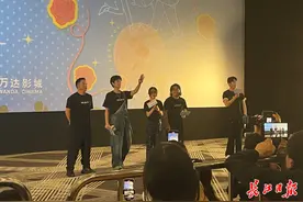 电影《穿过月亮的旅行》重温上世纪90年代的纯真爱情图片