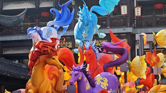 豫园灯会：从九曲桥畔的“山海旷野”，到外滩江岸的现代风华！六大灯区闪耀上海最正宗的“年味”路线|新春闹灯会·古镇过大年⑨