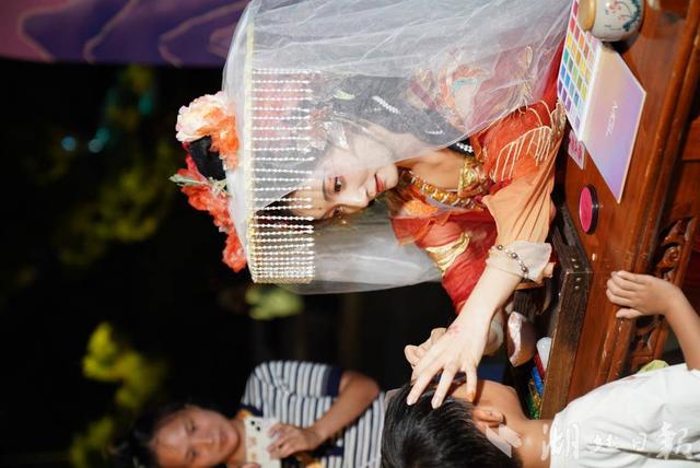 黄鹤楼前送祝福，七夕良缘共此时