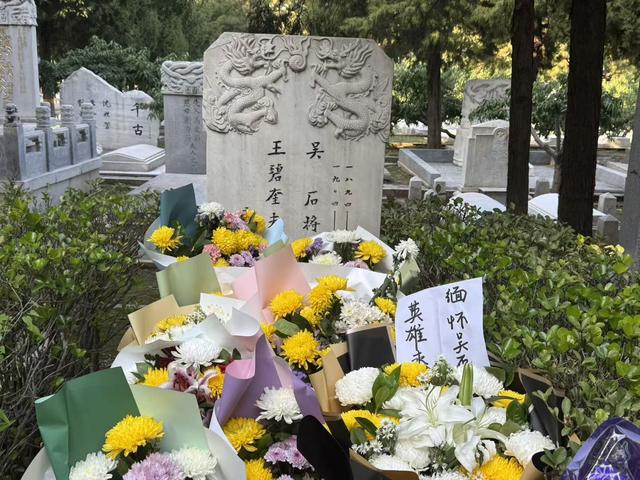 市民自发前往公墓悼念吴石将军