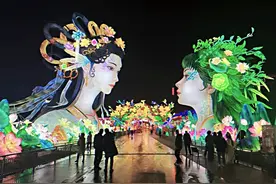 自贡灯会“白娘子和小青”待最后“补妆” 灯组制作方：网传图为半成品，将90%以上还原设计图图片