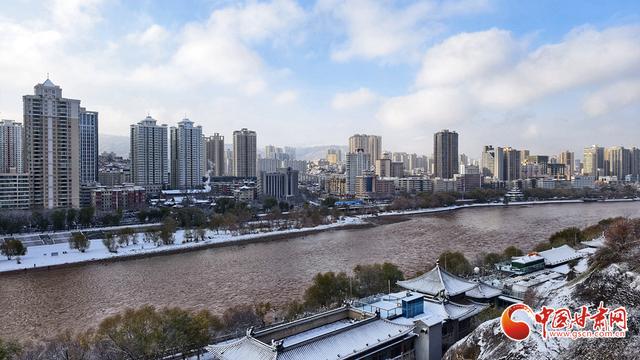 初雪漫兰州：中山桥畔银装展 白塔山下雪意浓