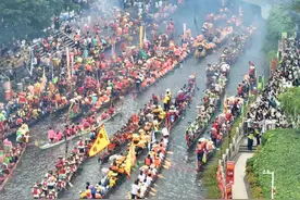 广州市中心“堵船”了！猎德村上演十年最大规模招景，150多条龙船穿越CBD图片
