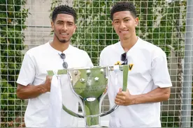 😁贝林厄姆带弟弟摸了摸西甲奖杯图片