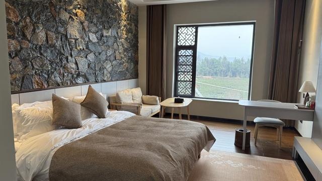 飞跃茶海！崇阳鸡鸣峰“飞拉达＋太空舱民宿”解锁乡村游新玩法