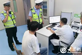 路人骑车不慎摔倒微山交警及时救助图片