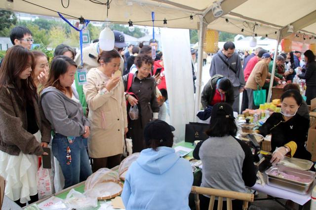 江苏苏州：桂花市集人气足