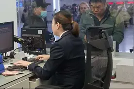 一年一度“拼手速”，铁路售票员一天能出1500张票图片