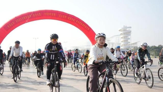 今天，骑遇日照，出发！他们共赴最美秋日！