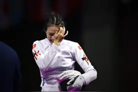 “今天终于赢了！”中国香港女博士，在巴黎亮了一手好剑图片