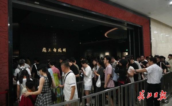 外地游客提前五天抢票，国庆当天2.5万人次打卡，省博开放夜游从早火到晚