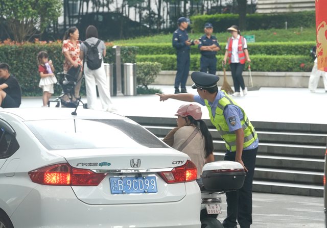 “人从众”“車䡛轟”“火炎焱”！井冈山景区人气旺，活动多，服务好！