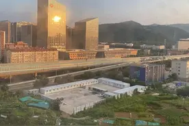 商业楼玻璃幕墙反光照进居民家，傍晚坐客厅都刺眼，环保部门：尚未明确光污染相关标准图片