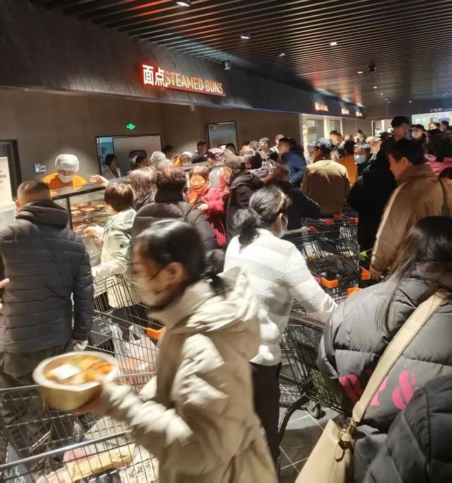 胖东来“三胖”今日试营业！现场排队数百米内部已限流，此前预计客流量达10万人，超市内部先睹为快→