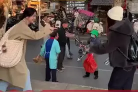 大妈吵架被围观女生同步模仿 网友称：“师姨长技以制姨”图片