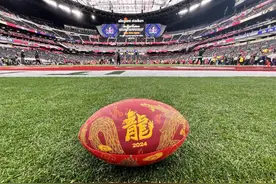 橄榄球——“龙”标橄榄球亮相超级碗总决赛现场图片