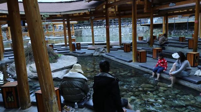 雪山下泡个汤，甘孜冬日真香！