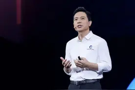 李彦宏称大模型领域开源最贵，文心大模型推出一年怎么样了？图片
