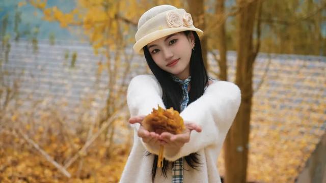 乐山藏着一处 “黄金秘境”？这里的银杏雨，让游客拍到不愿走！