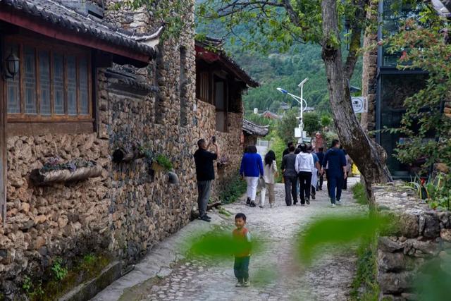 《中国日报》头版与二版聚焦云南：从“旅游目的地”到“第二故乡”，“有一种叫云南的生活”引发全球共鸣