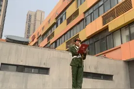 郑州创新大道小学举行“少先队建队75周年”主题升旗仪式图片