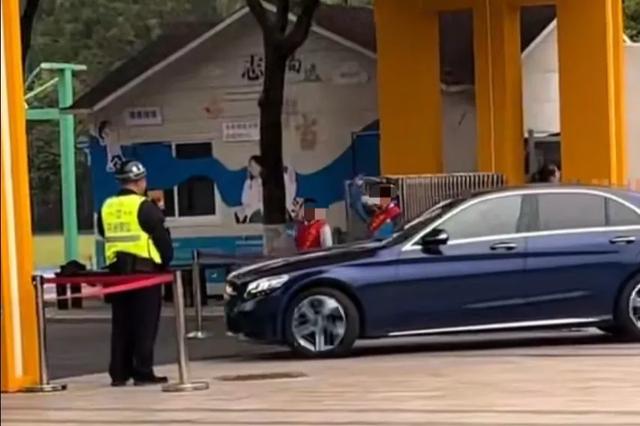 杭州一小学校门口学生向车辆敬礼引争议，官方通报：确实存在问题，已对该校负责人严肃批评，要求立即整改