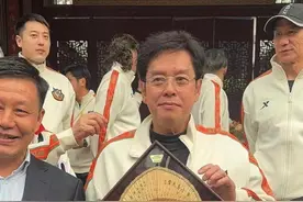 谭咏麟回乡祭祖，还带了一支足球队图片