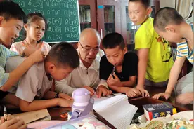 71岁退休老教授在乡村建书院，“我走到哪里，就把书捐到哪里”图片