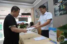 重庆民心佳园、美丽阳光家园公租房迎来首位购房者图片