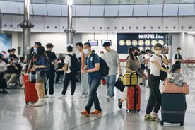 暑假超900万香港人来深圳，带奶茶、水蜜桃回港：深圳服务态度好，中餐更便宜正宗图片